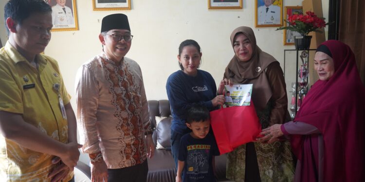 PENYERAHAN PMT BALITA STUNTING DI DESA GAMBAH LUAR MUKA