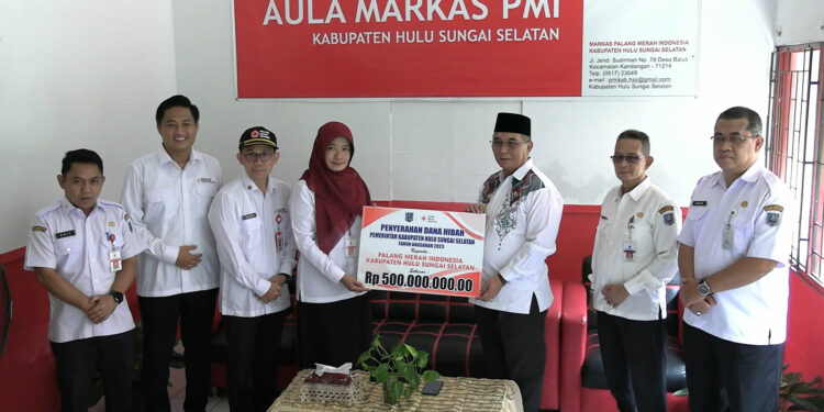 PEMKAB HSS SERAHKAN DANA HIBAH KEPADA PMI KAB. HSS