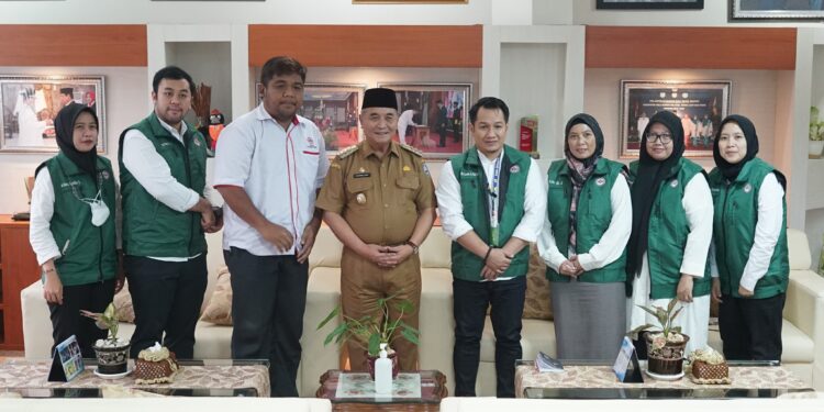 BUPATI TERIMA SILATURAHMI DARI ROMBONGAN PENGURUS IDI CABANG HSS