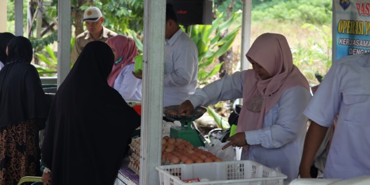 PASTIKAN HARGA PANGAN STABIL, PEMKAB HSS GELAR OPERASI PASAR DI KECAMATAN SUNGAI RAYA
