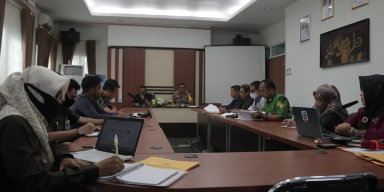 MENINDAKLANJUTI NOTA KESEPAHAMAN, SEKDA KAB. HSS PIMPIN RAPAT KOORDINASI PLPP DI AULA INSPEKTORAT