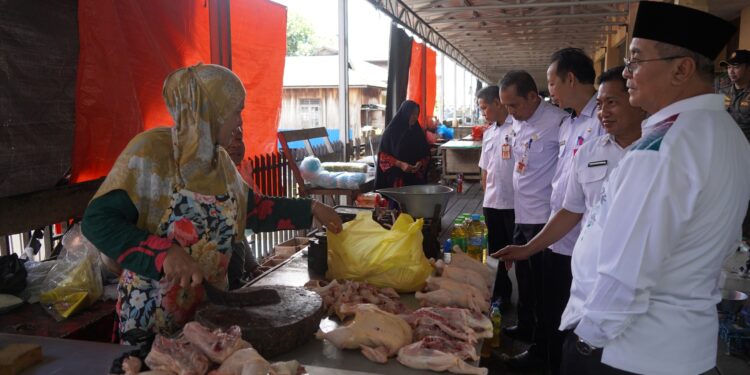 BUPATI HSS KEMBALI MENINJAU KETERSEDIAAN BAHAN POKOK DI PASAR SENIN NAGARA