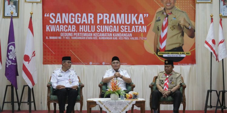 BUPATI HSS SERAHKAN DANA HIBAH KEPADA KWARCAB GERAKAN PRAMUKA DAN KORMI HSS