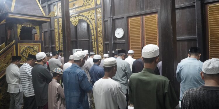 PEMKAB HSS LAKSANAKAN SHOLAT TARAWIH BERJAMAAH DI MASJID BAANGKAT SIMPUR