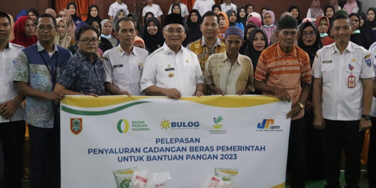 BUPATI LAUNCHING CPP BANTUAN PANGAN, SALURKAN BANTUAN BERAS UNTUK 16.236 KPM DI HSS
