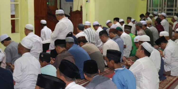 H. ACHMAD FIKRY KEMBALI SAPA WARGA DENGAN IKUTI TARAWIH BERSAMA WARGA KARANG JAWA