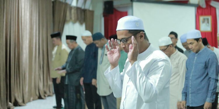 PEMKAB HSS KEMBALI LAKSANAKAN SHOLAT ISYA DAN TARAWIH BERJAMAAH DI PENDOPO KABUPATEN