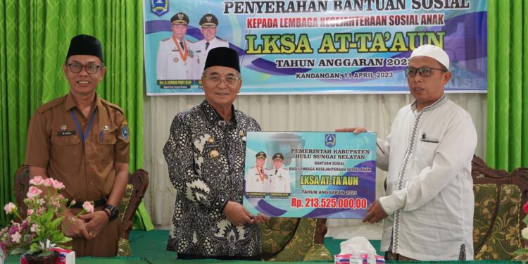 BUPATI HSS SERAHKAN BANTUAN SOSIAL KEPADA LKSA DI KECAMATAN KANDANGAN