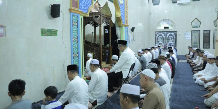 BUPATI HSS BESERTA JAJARANNYA LAKSANAKAN SHOLAT ISYA DAN TARAWIH BERJAMAAH DI MESJID AS-SALAM KEC. SUNGAI RAYA