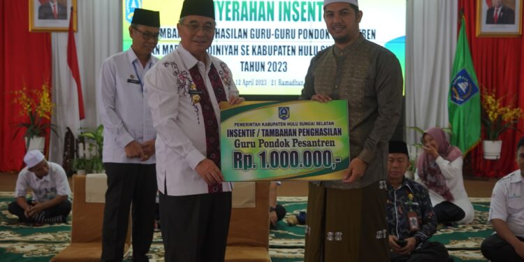 BUPATI HSS SERAHKAN TAMBAHAN PENGHASILAN/INSENTIF USTADZ USTADZAH PONPES DAN MDA SE-HSS