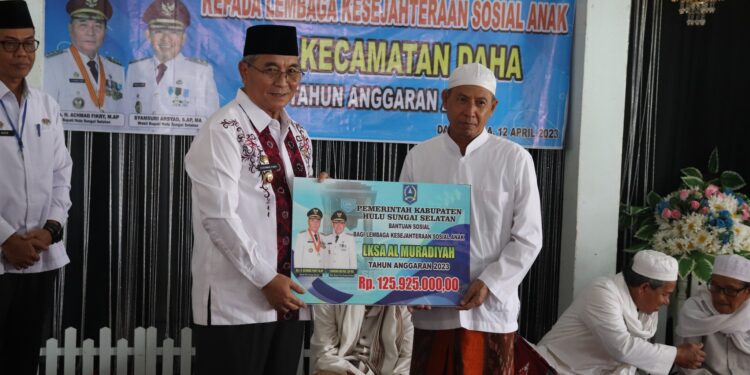 PEMKAB HSS KEMBALI SERAHKAN BANTUAN SOSIAL ANAK SE-KEC. DAHA