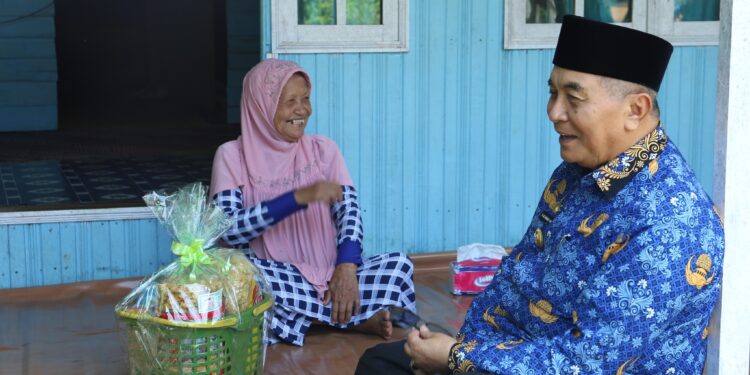 JELANG IDUL FITRI 1444H, BUPATI HSS KUNJUNGI LANSIA ASUH