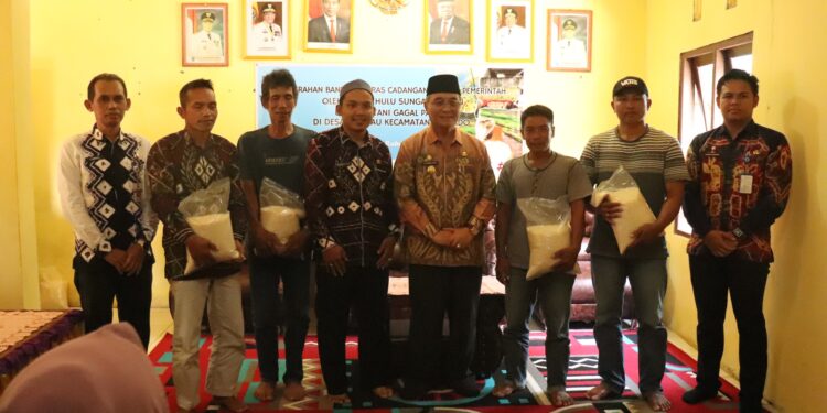 PEMKAB SERAHKAN BANTUAN PETANI GAGAL PANEN