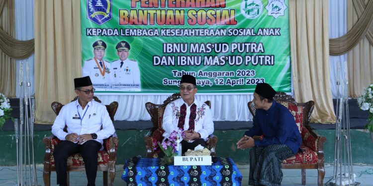 BUPATI SERAHKAN BANTUAN UNTUK LKSA IBNU MAS’UD PUTRI DAN LKSA IBNU MAS’UD PUTRA