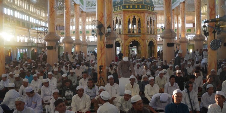WABUP HSS SYAMSURI ARSYAD SHALAT IDUL FITRI 1444 HIJRIAH BERSAMA MASYARAKAT DAHA