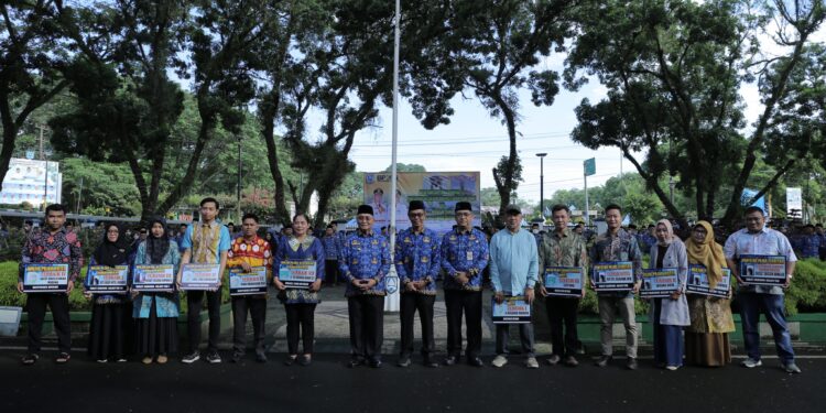 SETELAH APEL KESADARAN NASIONAL BUPATI HSS SERAHKAN HADIAH PADA BULAN PANUTAN PAJAK PEMBAYARAN PBB-P2