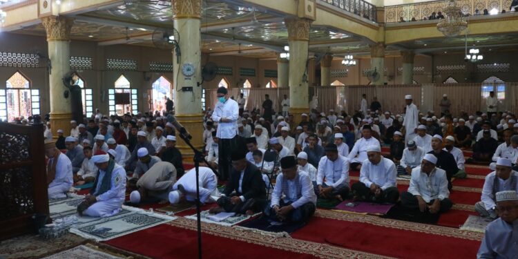 BUPATI HSS LAKSANAKAN SHALAT IDUL FITRI DI MASJID AGUNG TAQWA KANDANGAN