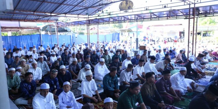 SEKDA KABUPATEN HSS LAKSANAKAN SHOLAT IDUL FITRI BERSAMA KELUARGA DAN MASYARAKAT