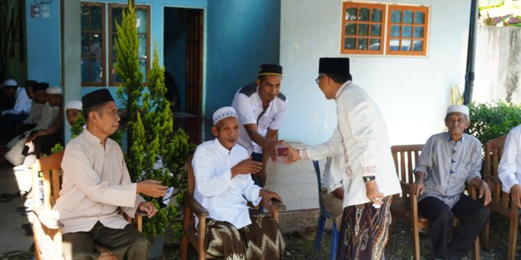 WABUP HSS BERTAKZIAH KE RUMAH DUKA ISTRI K.H. SYAMSI BAHRUN