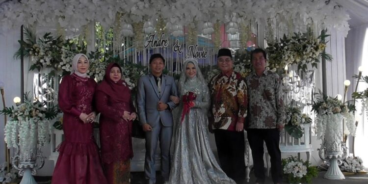 BUPATI HSS BERSAMA ISTERI HADIRI UNDANGAN RESEPSI PERNIKAHAN