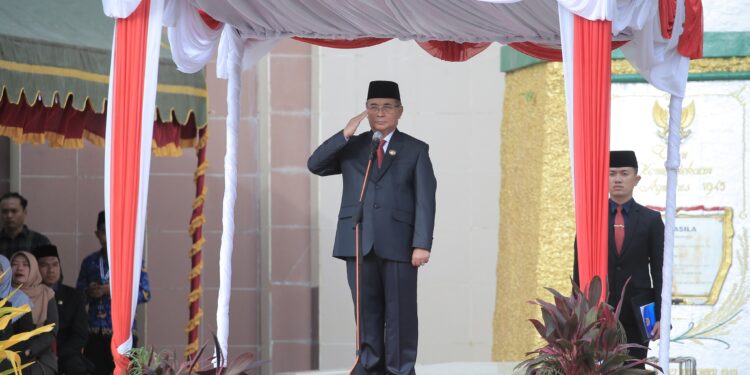BUPATI HSS BERTINDAK SEBAGAI INSPEKTUR UPACARA PADA PERINGATAN HARI PENDIDIKAN NASIONAL DAN HARI OTONOMI DAERAH KE 27 TAHUN 2023