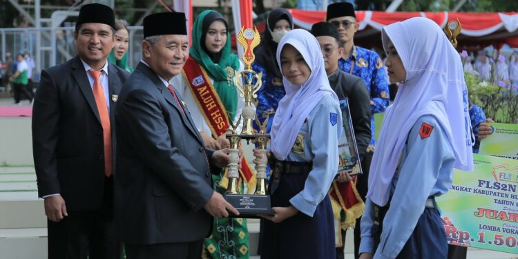 BUPATI HSS BESERTA JAJARAN SERAHKAN TROPHY JUARA FLS2N TINGKAT KAB. HSS