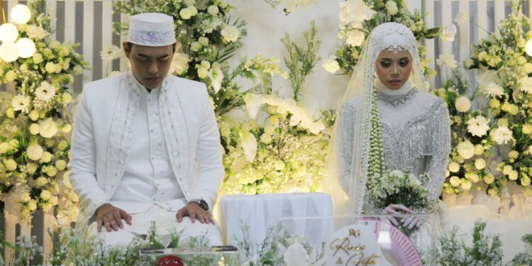 PERNIKAHAN PUTERI SEKDA HSS DIHADIRI PULUHAN ULAMA DAN TOKOH MASYARAKAT, BUPATI DIDAULAT MENJADI SAKSI