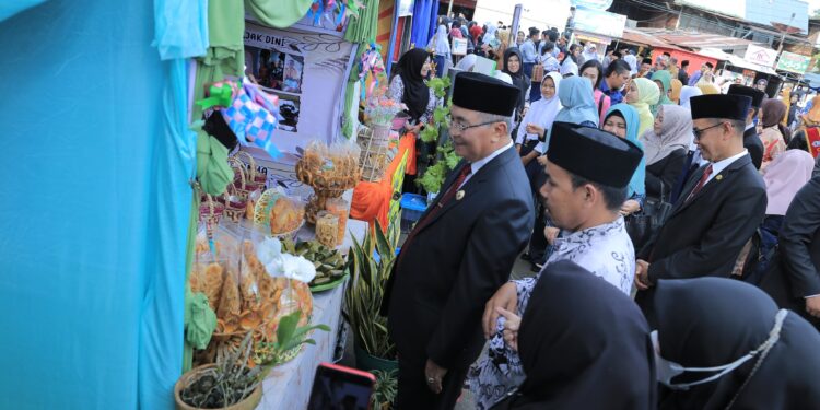 BUPATI HSS TINJAU STAND BAZAR HASIL P5 DAN GURU PENGGERAK DI KAB. HSS