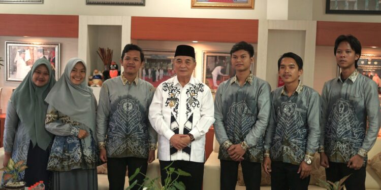 BUPATI HSS TERIMA SILATURAHMI  DARI KERUKUNAN MAHASISWA HSS BRIGJEND H. HASAN BASRY BANJARMASIN