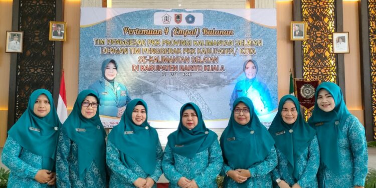 KETUA TP.PKK KABUPATEN HULU SUNGAI SELATAN HJ ISNANIAH ACHMAD FIKRY HADIRI RAPAT 4 BULANAN DI KABUPATEN BARITO KUALA