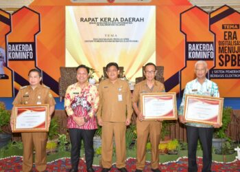 TANGGAP ADUAN, PEMKAB HSS TERIMA PENGHARGAAN DAN MENJADI NARSUM