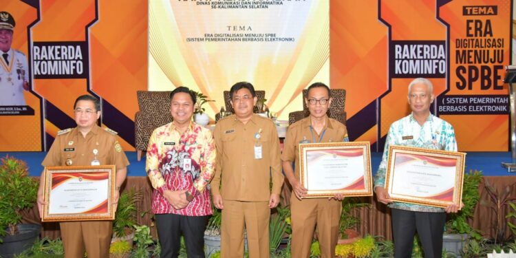 TANGGAP ADUAN, PEMKAB HSS TERIMA PENGHARGAAN DAN MENJADI NARSUM