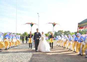BUPATI HSS BERSAMA ISTERI DAN WABUP HSS BERSAMA ISTERI HADIRI RESEPSI PERNIKAHAN  dr. GITA MAGVIRA PRABINA DENGAN MUHAMMAD RAIS AL AZHAR, S.Ak