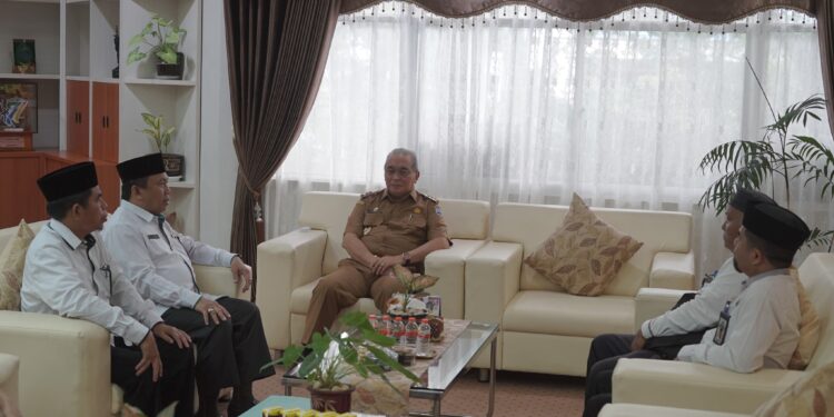 BUPATI TERIMA KUNJUNGAN DARI KEPALA KANTOR KEMENTERIAN AGAMA KAB. HSS