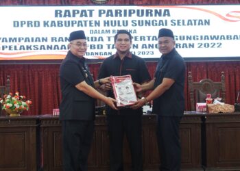 PEMKAB HSS BERSAMA DPRD KAB HSS MENGGELAR RAPAT PARIPURNA DALAM RANGKA PENYAMPAIAN RANPERDA TENTANG PERTANGGUNGJAWABAN PELAKSANAAN APBD TA 2022