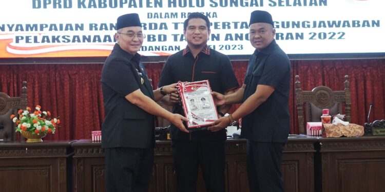 PEMKAB HSS BERSAMA DPRD KAB HSS MENGGELAR RAPAT PARIPURNA DALAM RANGKA PENYAMPAIAN RANPERDA TENTANG PERTANGGUNGJAWABAN PELAKSANAAN APBD TA 2022