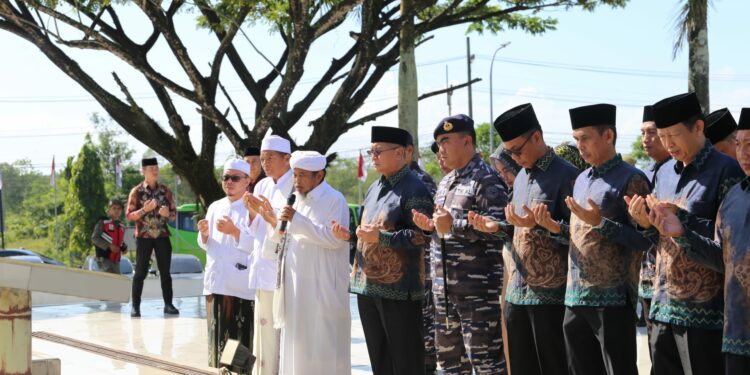 ZIARAH KE MAKAM PEJUANG HSS, BUPATI BERPESAN SELALU TINGKATKAN SEMANGAT PERJUANGAN