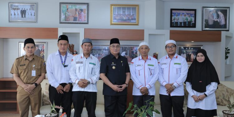 BUPATI HSS TERIMA AUDIENSI TIM PENDAMPING HAJI DAERAH (TPHD) KABUPATEN HSS