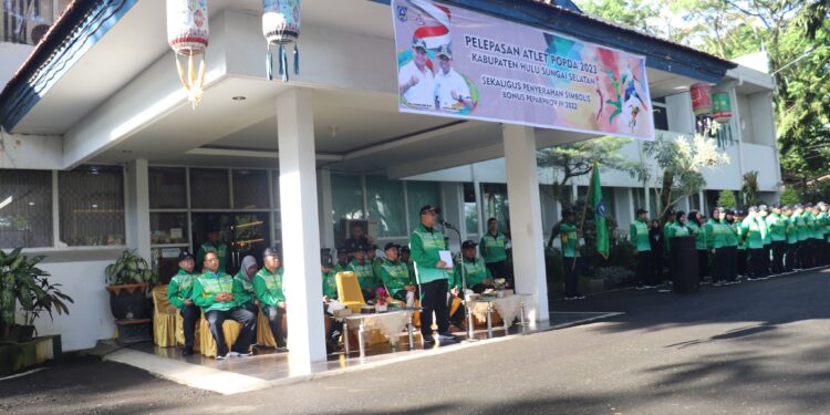 LEPAS KONTINGEN POPDA HSS 2023, BUPATI INGATKAN PARA ATLET AGAR OLAHRAGA JANGAN SAMPAI LUPAKAN IBADAH