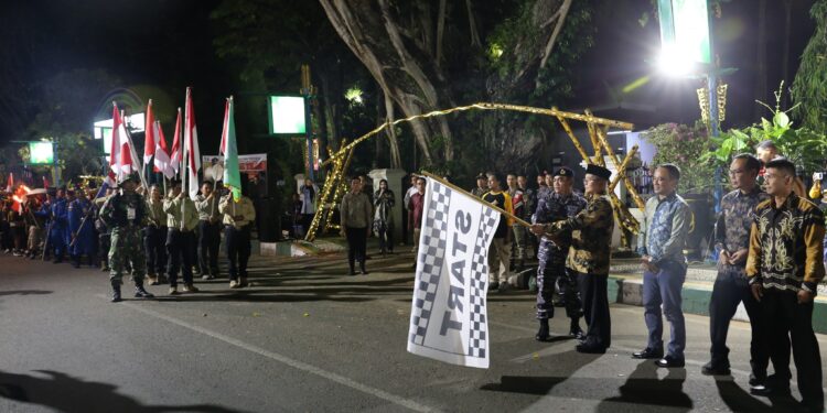 PELEPASAN PESERTA NAPAK TILAS DALAM RANGKA HUT DIVISI IV ALRI PERTAHANAN KALIMATAN DI KAB. HSS