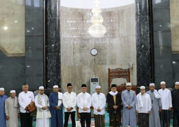 JAJARAN PEMKAB HSS LAKSANAKAN SHALAT SUBUH BERJAMAAH DI MASJID RAYA DARUSSALAM PALANGKA RAYA