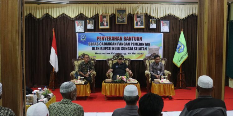 BUPATI HSS SALURKAN BANTUAN BERAS CADANGAN PANGAN PEMERINTAH DI KECAMATAN KALUMPANG