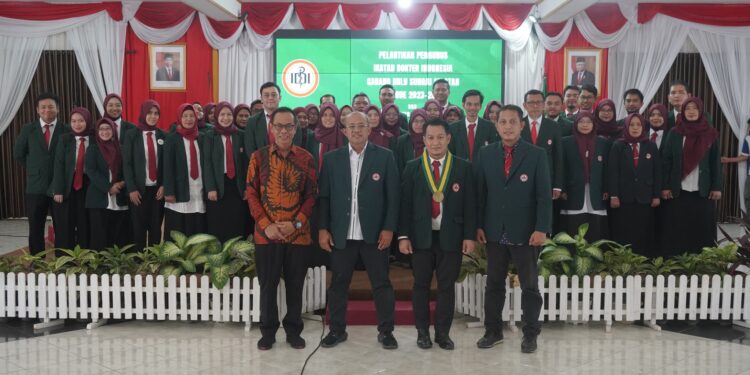 SEKDA HSS HADIRI PELANTIKAN PENGURUS IKATAN DOKTER INDONESIA (IDI) CABANG HSS PERIODE 2023-2026