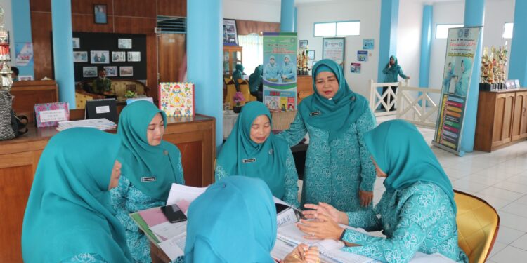 OPTIMALISASI 10 PROGRAM POKOK, TP PKK KALSEL LAKUKAN PEMBINAAN DI HSS