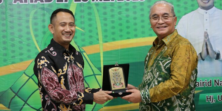 PERERAT SILATURAHMI, BUPATI HSS BESERTA JAJARAN ANJANGSANA KE KEDIAMAN WALIKOTA PALANGKA RAYA