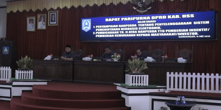 KOMITMEN BERIKAN PEMENUHAN HAK PUBLIK DALAM MEMPEROLEH INFORMASI, PEMKAB HSS SERAHKAN RANPERDA PENYELENGGARAAN SPBE KE DPRD