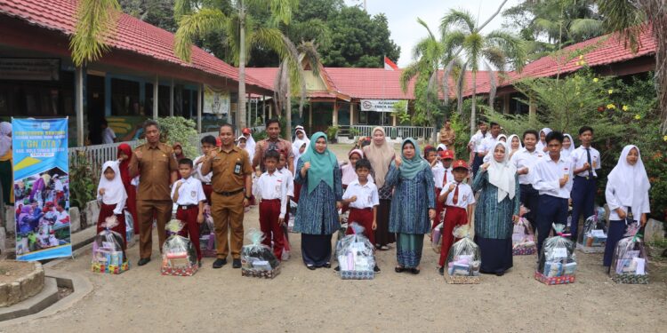 GN OTA KAB HSS BAGIKAN RATUSAN PAKET PERLENGKAPAN SEKOLAH DI 5 KECAMATAN