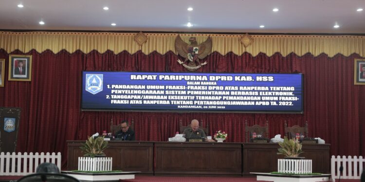 TANGGAPI PEMANDANGAN UMUM FRAKSI-FRAKSI ATAS RANPERDA TENTANG PERTANGGUNGJAWABAN APBD TA. 2022, SEKDA BACAKAN JAWABAN EKSEKUTIF