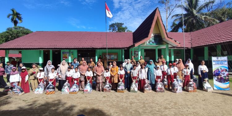 RATUSAN PELAJAR SD SMP DI KAB HSS TERIMA PAKET PERLENGKAPAN SEKOLAH DARI GN OTA DAN BANK KALSEL
