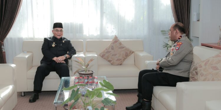 BUPATI HSS H. ACHMAD FIKRY TERIMA KUNJUNGAN WAKAPOLRES HSS YANG BARU, KOMPOL FAHMI ANSORI